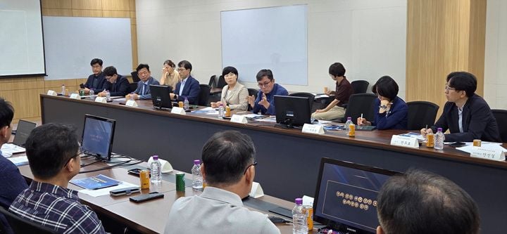 안도걸 의원이 10일 광주에서 광반도체 기업 간담회를 열고 미래첨단 반도체 생산기지 조성 등 육성 방안을 논의했다. 국회 차원의 예산과 제도 지원을 공언했다