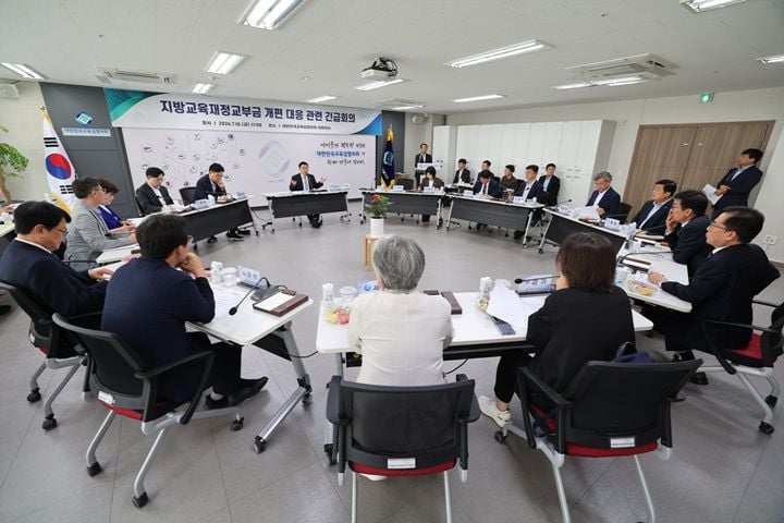 대한민국교육감협의회가 10일 긴급회의를 열고 정부의 지방교육재정교부금 개편안에 반대하는 성명서를 발표했다. 교육감들은 현행 내국세 연동 방식을 고수하며 집단 대응을 예고했다