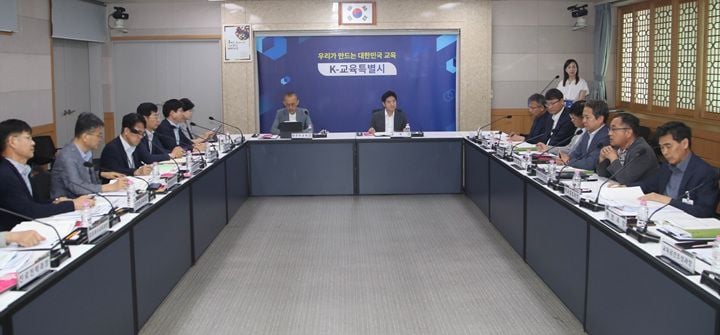 전남광주통합특별시교육청이 10일 김대중 교육감 주재로 업무공유회를 열었다. 직업계고 반도체 인재 양성과 무상급식비 통합안 등 핵심 현안을 놓고 부서 간 토론을 진행했다