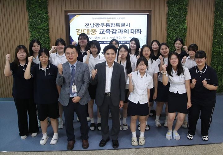 김대중 전남광주통합특별시교육감이 설월여고 학생들과 만나 내년 초등 서·논술형 평가 시범 도입 및 지역 인재 정착을 위한 교육 지산지소 비전을 제시했습니다