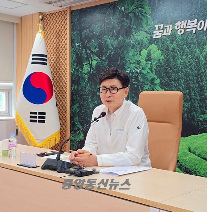 김철우 보성군수가 민선 9기 취임 후 대규모 시니어 타운 조성과 AI 스마트팜 구축을 핵심 과제로 제시했다. 3선 군수로서 군민의 안정적인 노후 보장과 체류형 농업 도시를 설계한 김 군수는 농어촌 기본소득 지원과 국제 엑스포 개최를 통해 보성을 남해안 거점 도시로 성장시키겠다는 청사진을 밝혔다.