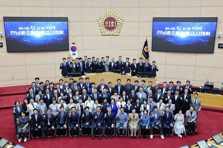전남광주통합특별시의회가 13일 전남청사에서 의원 91명이 참석한 가운데 개원식을 열고 상생과 균형발전을 다짐하며 전국 최초의 통합 광역의회로서 공식 출범했다
