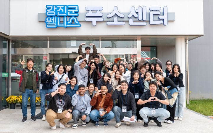 강진군 '푸소 촌캉스' 여름 모집이 하루 만에 300명 선착순 마감됐다. 요금 80% 할인 혜택을 앞세워 체류형 농촌 관광의 흥행을 입증했다.