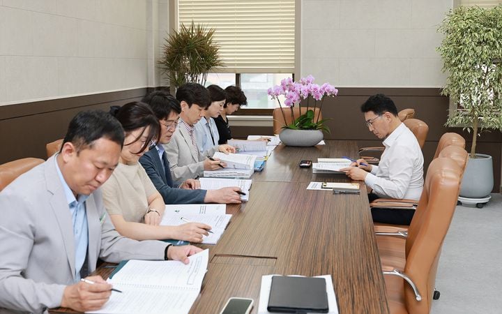 민선 9기 함평군이 14일부터 27일까지 실과소별 '함평 대전환 정책 점검 회의'를 열고 현안 사업의 예산 확보와 실행 방안을 정밀 진단합니다.