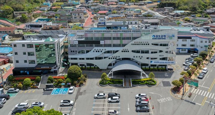 완도군이 정원 증원 없이 인력을 재배치해 1개 과와 6개 팀을 축소하는 조직 개편을 단행한다.