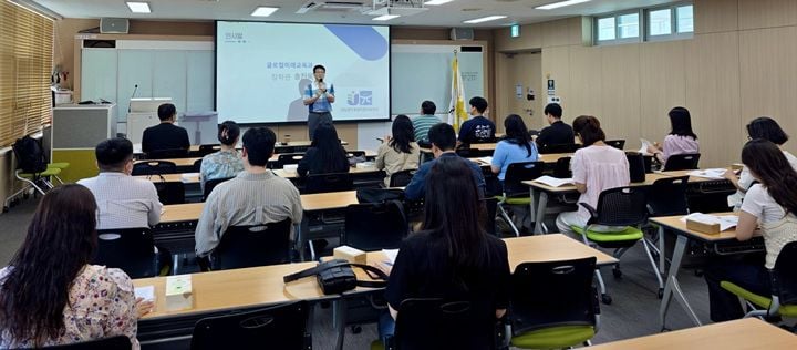 전남광주통합특별시교육청이 독서인문 팟캐스트 '북크북크' 동아리 24개 팀을 본격 가동해, 배리어프리 오디오북과 다문화 이중언어 방송 등 다채로운 오디오 콘텐츠를 선보인다