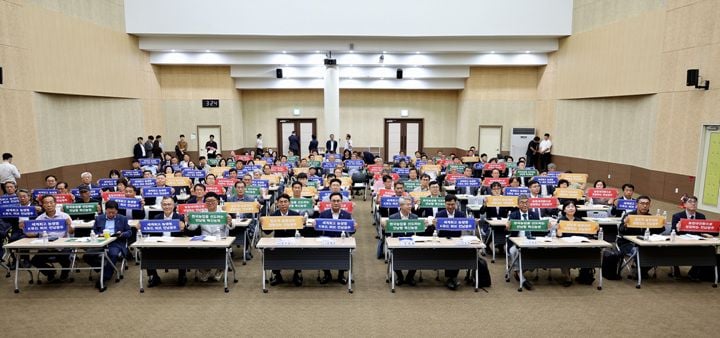 전남광주통합특별시의회가 한국농수산식품유통공사(aT)에서 열린 농업대전환 토론회에 참석해 광주의 연구·유통망과 전남의 생산 역량을 결합한 미래 생명산업 육성을 논의했다