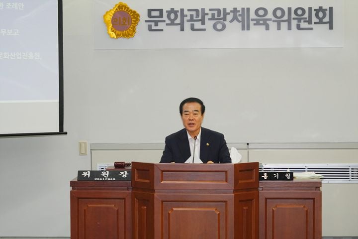 홍기월 전남광주통합특별시의회 위원장이 15일 업무보고에서 신규 출범하는 여자배구단 'SOOP 수퍼스'의 지역 연고지 유치를 위한 적극적인 협상과 지원을 강력히 촉구했다