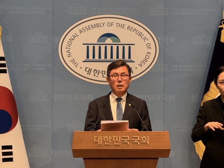 안도걸 의원이 세수 5% 변동 시 추경 편성을 의무화하고 초과세수를 미래 성장에 투자하는 '미래대응기금' 신설 등을 골자로 한 국가재정법 개정안을 발의했다