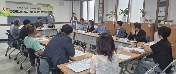 강진군자원봉사단체협의회가 15일 정기회의를 개최해 여름철 폭염·폭우에 대비한 긴급자원봉사단 운영 방안과 장날 생수 나눔, 봉사 실적 체계화 방안을 확정하고 활동에 나섰다