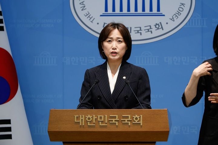 더불어민주당 백승아 의원이 서이초 교사 순직 3주기를 추모하며 ‘국가책임 교원보호법’ 대표발의를 추진한다