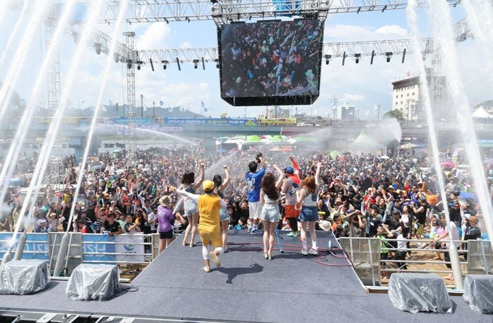 장흥군이 공모 국비 2억 8천만 원을 확보해 제19회 정남진 장흥 물축제와 K-POP, 옛 교도소 이색 체험 콘텐츠를 연계한 글로벌 한류 축제를 개최한다