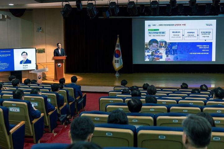 행정안전부 단체장 재난안전교육에서 영암군의 집중호우 선제 대응 및 민관 합동 예방 체계가 전국 우수사례로 지정돼 우승희 군수가 특별 강연을 진행했다
