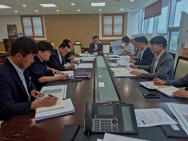 신안군이 김태성 군수 주재로 민선 9기 공약 실천 방향 토론회를 열어 부서 협업체계를 진단하고, 향후 공약 이행 보고회를 생중계로 주민에게 공개할 방침이다