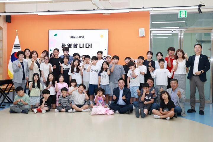 화순 청풍초 학생들이 직접 제작한 영화 '할머니와 나와 민들레'가 글로벌 영화제 3관왕을 달성하자, 임지락 화순군수가 학교를 방문해 학생들을 격려하고 지원을 약속했다.