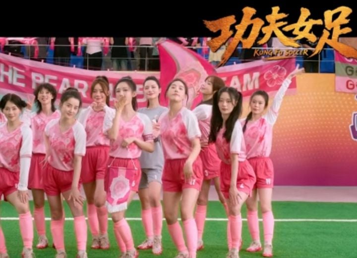 '쿵푸사커' 예교편 장면 캡쳐 주성치 감독의 신작 '쿵푸사커'가 한국 여자 축구팀을 반칙과 외모에만 집착하는 집단으로 비하해 거센 공분을 사고 있습니다.