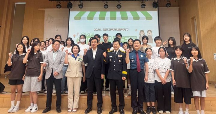 강진군이 개최한 '2026 청소년정책마켓'에서 옴천초의 '데이터 플로깅 앱'이 군수상을 수상했다