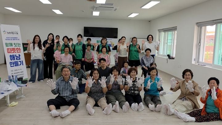 해남군새마을회 산이면부녀회가 비석마을에서 교통 취약계층 어르신들을 위한 이미용 봉사를 펼쳤다