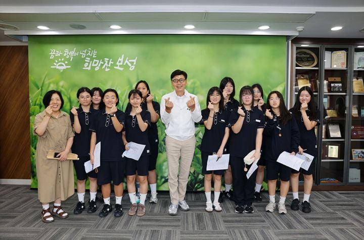 김철우 보성군수가 보성군청을 방문한 보성여자중학교 학생들에게 공공기관의 역할과 행정에 대해 설명하고 질의응답하는 시간을 가졌다