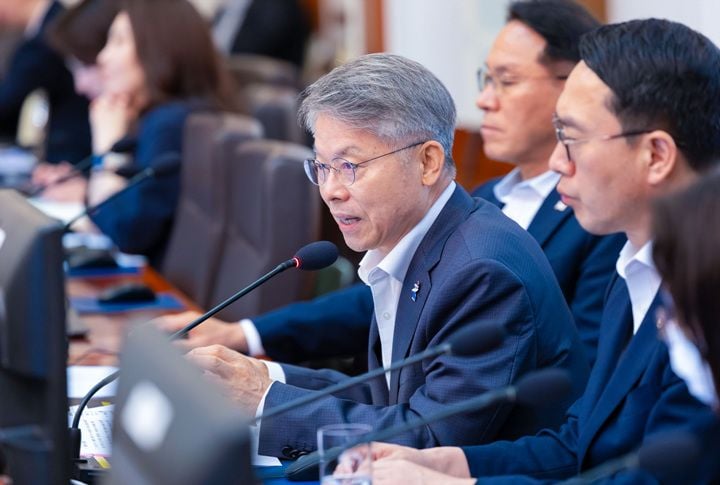 민형배 전남광주통합특별시장이 21일 국무회의에서 이재명 대통령에게 ‘국산콩 표시제’ 도입을 건의했다. 이 대통령은 국민 알권리를 강조하며 정책 반영 필요성에 공감했다