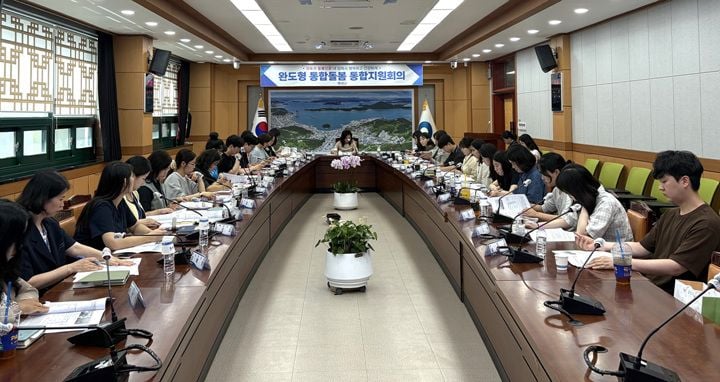 완도군이 8월부터 방문목욕, 영양음료, 미술 정서 지원 등 완도형 통합 돌봄 사업을 확대하고 12개 읍면에 돌봄 의료팀을 신설한다