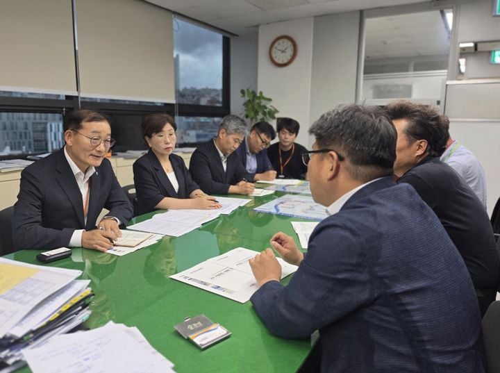 진도군이 해양수산부를 방문해 서망항 국가 거점어항 조성, 어촌뉴딜 3.0, 청년바다마을 등 해양수산 현안 사업에 대한 국비 지원을 건의했다