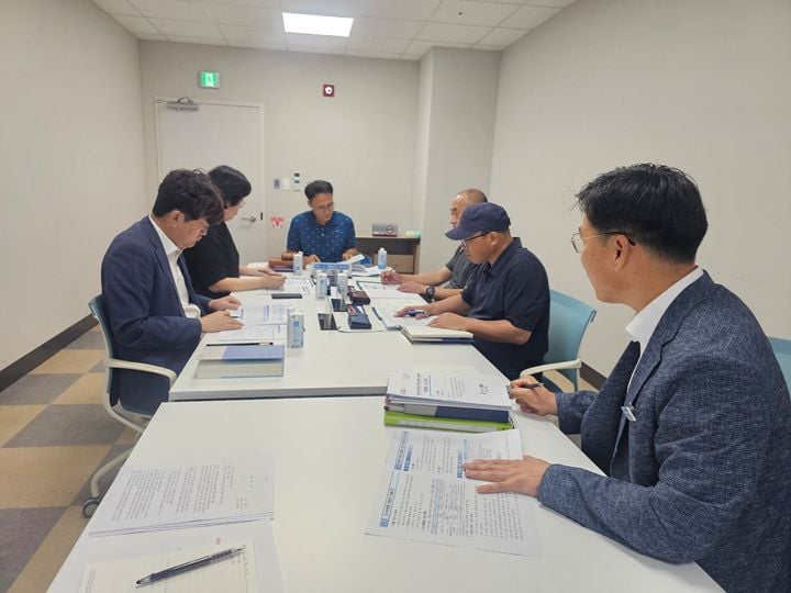 해남군이 직장 내 괴롭힘 사안의 공정한 조사를 위해 노조 대표, 변호사, 노무사 등이 참여하는 조사위원회를 구성하고 21일 첫 회의를 열어 향후 조사 절차를 논의했다