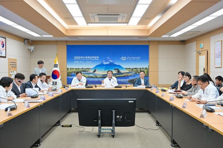 여수시가 22일 서영학 시장 주재로 2026여수세계섬박람회 현안 대책 토론회를 열어 관광수용태세 및 안전 관리 등 세부 실행계획을 점검했다.
