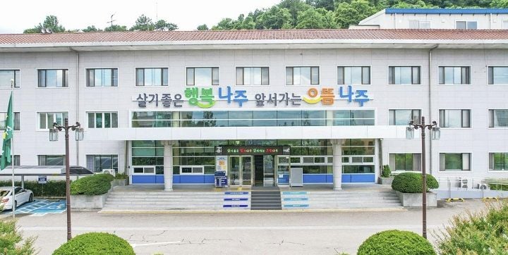 나주시가 전국 최초의 공익형 재생에너지 사업인 '나주형 햇빛연금 모델'의 정부 승인 절차를 최종 마무리하고 본격적인 설비 구축에 나선다. 공용 유휴부지에 1.6MW 규모의 태양광 발전시설을 설치해 전력 판매 수익을 주민과 공유하는 해당 사업은 내년 1월 준공을 목표로 진행된다.