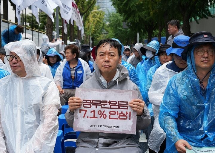 대한민국공무원노동조합총연맹(공노총)이 23일 정부서울청사 일대에서 2차 간부결의대회를 열고 2027년도 공무원 임금 7.1% 인상과 각종 수당 현실화를 정부에 강력히 촉구했다.