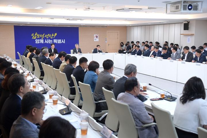 전남광주통합특별시가 23일 첫 공공기관장 회의를 개최하고 41개 산하 기관의 통합과 재정비를 가동했다. 고용 승계와 서비스 강화를 바탕으로 신속한 개편을 추진한다.