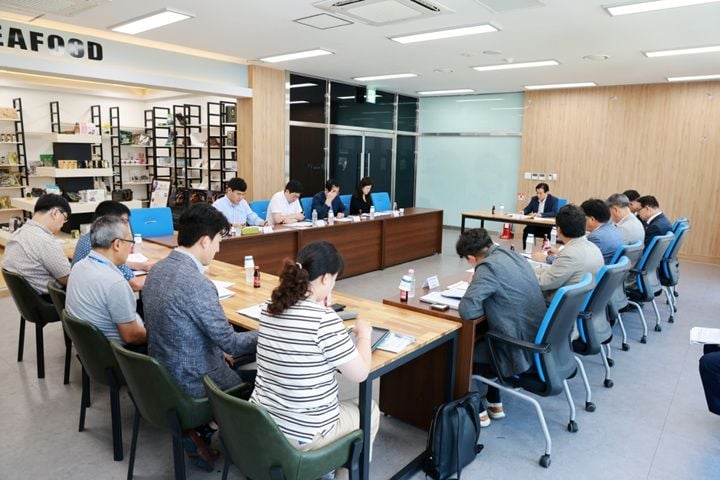 완도군이 전복 가격 폭락을 막기 위해 해수부와 협의회를 열고 100억 원 규모 가두리 감축 및 200억 원 가공시설 구축 등 전복산업 살리기 대책을 추진한다