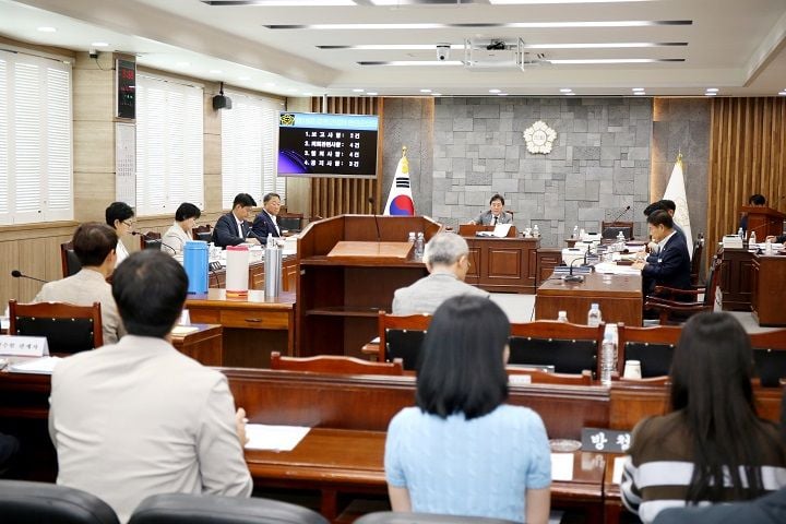 영광군의회가 24일 제16회 의원간담회를 열고 한빛원전 건식저장시설 건립과 교육 중장기 발전계획 등 핵심 현안을 점검했다.