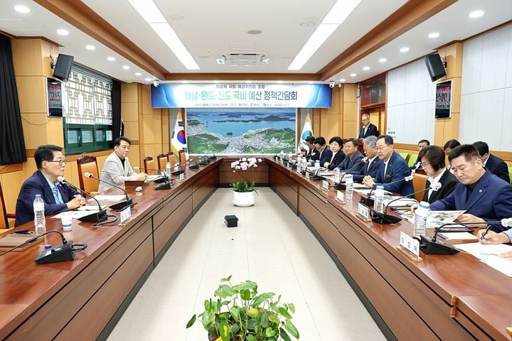 해남군이 25일 국회 예결위원장 간담회에서 국립농식품기후변화대응센터 구축, 서울~해남~완도 고속철도, AI 데이터센터 테스트베드 사업 등의 국비 지원을 요청했다.