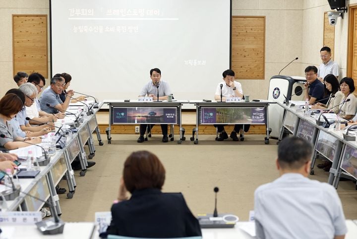 강진군이 간부회의 방식을 바꿔 자율 토론 형태의 '브레인스토밍 데이'를 운영합니다. 첫 안건으로 농림축수산물 소비 촉진 방안을 논의했으며 매월 2회 정례 개최합니다.