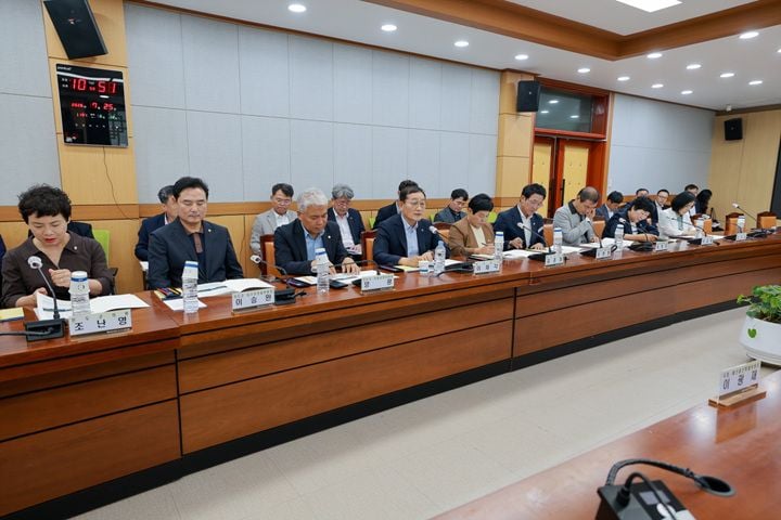 진도군이 국회 정책간담회에서 3.6GW 해상풍력 집적화단지 조성, 신 조도대교 국도 승격, 진도항 확충 등 핵심 현안의 국가계획 반영과 국비 지원을 건의했다