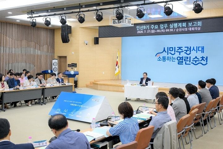 손훈모 순천시장이 27일부터 나흘간 민선 9기 첫 주요업무 실행계획 보고회를 열고 5대 시정방침(시민주권·상생경제·미래인재·민생우선·녹색환경)의 세부 로드맵 점검에 돌입했다. 시장 직속 전담 조직 신설과 청년일자리 책임제 도입을 통해 지역 경제 및 민생 현안을 집중 공략한다.