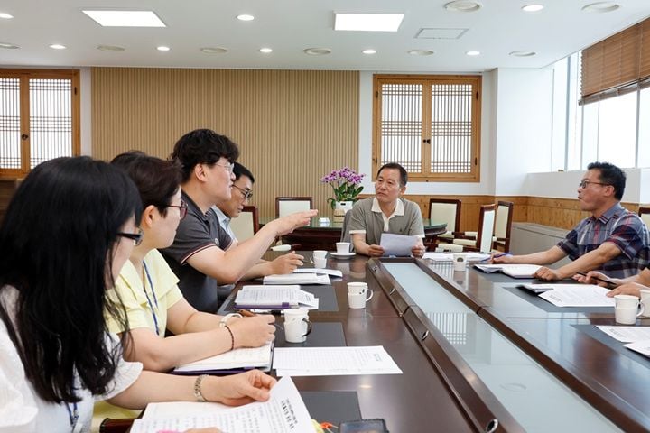 신안군이 8월 12일부터 군청 정례 타운홀 미팅을 현안 중심 토론회로 개편하고 실시간 생중계를 도입한다.