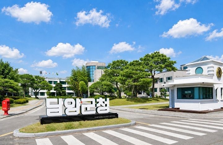 담양군이 담양사랑상품권(카드·모바일형)의 할인 방식을 10% 선할인과 2% 추가 환급으로 개편하고 가맹점 등록 시 서류 제출 절차를 간소화했다.