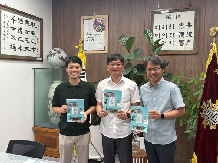 광주일고와 조선대가 공동 개발한 '광주근현대사1' 교과서가 교육청 인정도서 승인을 받았다. 2학년 정규 수업에 전격 활용될 예정이다.