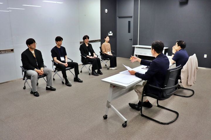 광주신세계가 7월 1일부터 28일까지 진행한 하계 대학생 현장실습 교육을 마쳤다. 유통 실무 체득과 모의면접으로 지역 인재 취업 역량을 지원했다