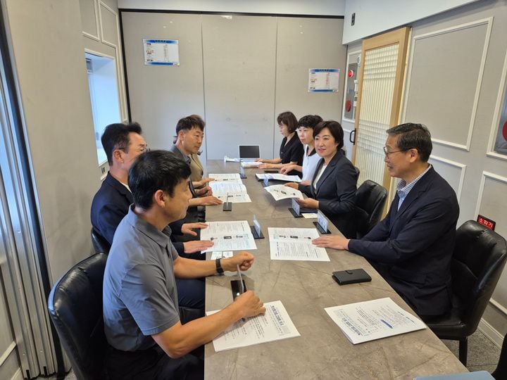 북구가 28일 '북구사랑기업' 임원진과 간담회를 열고 첨단산단 내 AI·반도체 기업 집적화 및 행정 지원 방안을 논의했다.