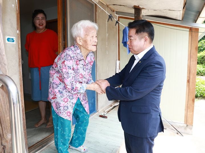 화순군이 104세 강예덕 어르신 가정을 방문해 생신을 축하하고 친필 편지를 전달했다. 군은 의료·요양 통합돌봄 정책을 강화해 어르신 복지에 힘쓸 계획이다.