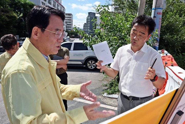 강진군이 강진읍 장애인종합복지관 앞 옹벽의 기울어짐과 균열 현상을 발견하고 즉각적인 도로 통제와 응급 복구에 나섰다. 사진설명 : 강진원 강진군수가 옹벽 위험 현장을 점검하며 사전 조치를 지시하고 있다 