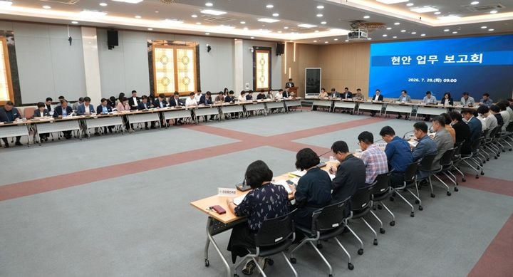 나주시가 윤병태 시장 주재로 폭염 대응 현안보고회를 열고 무더위쉼터 확대, 취약계층 안부 확인, 금성산 물놀이장 안전점검 등 재난 대응 행정력을 집중하고 있다.