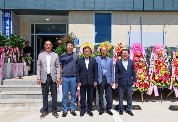 진도군이 87억여 원을 투입한 '신기항 어촌뉴딜300사업'을 마무리하고 신기활력센터 운영을 시작했다.