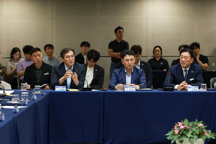 우승희 영암군수가 전남광주통합특별시 상생협력간담회에서 반도체 클러스터 송전선로 갈등을 막기 위한 전담조직 설치를 제안했다.