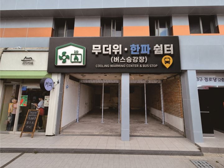 화순군이 전국 최초로 건물을 임대해 폭염과 한파를 피할 수 있는 실내형 버스승강장을 화순읍 자치샘로에 조성한다.