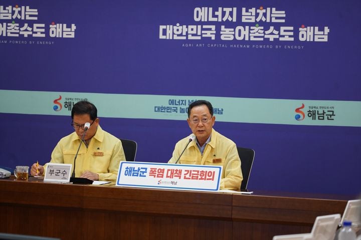 해남군이 폭염에 대응해 노인일자리 참여자 3056명의 안전 관리를 강화하고 활동시간 단축 및 실내 전환 조치를 시행한다.