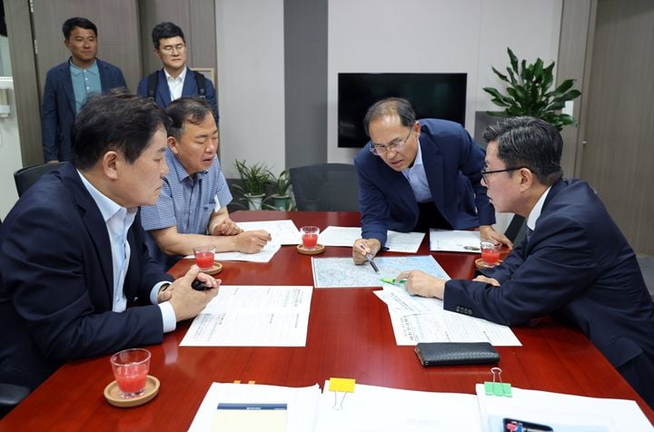 사순문 장흥군수가 민선 9기 첫 국회 방문을 통해 제6차 국도·국지도 예타 확정과 어촌뉴딜 3.0 등 핵심 현안 국비 확보에 나섰다.
